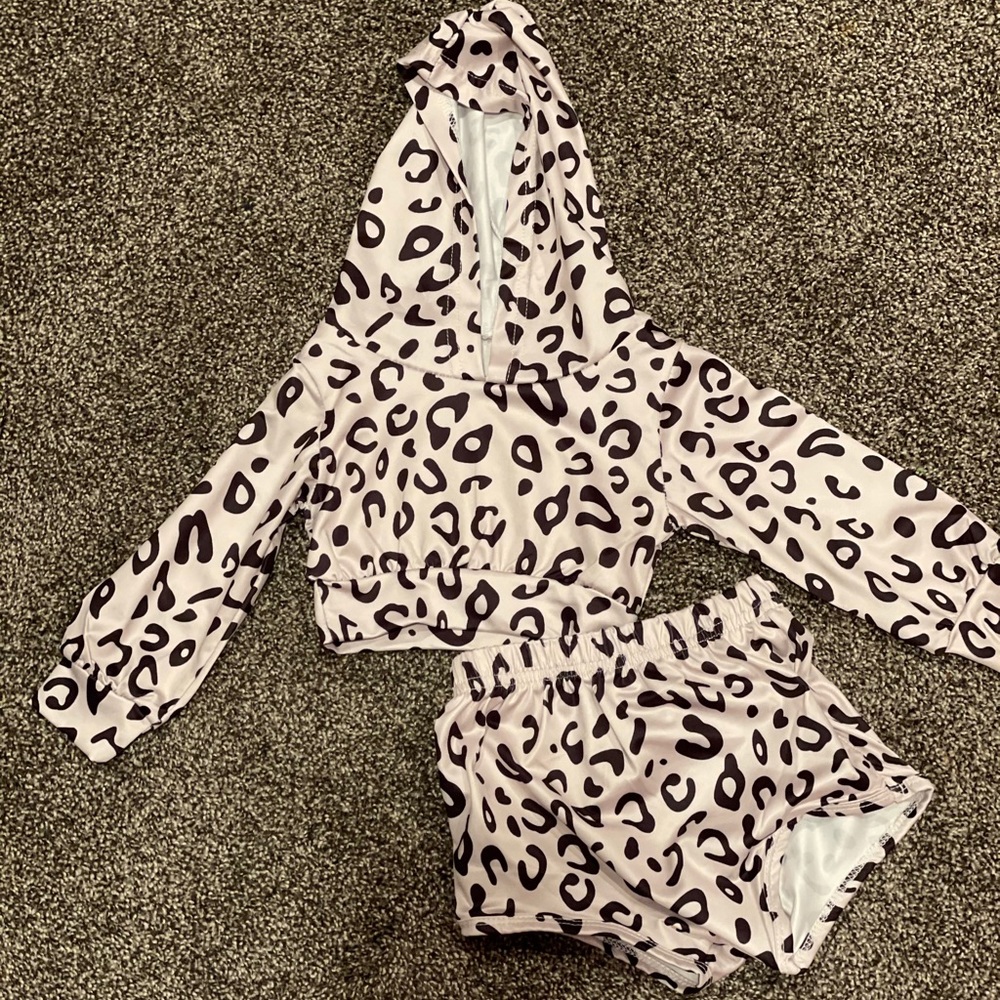 Cheetah long sleeve crop top and bummies